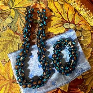 Stunning woman’s bead necklace and matching stretch bracket